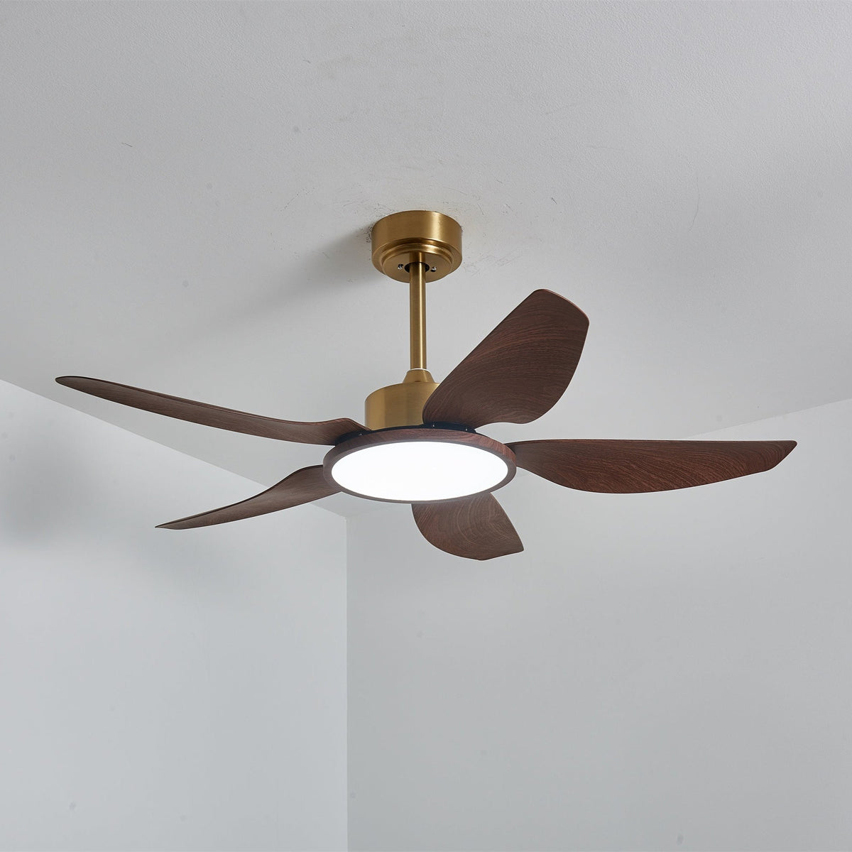 Sylenel moderne loftsventilator med lys i træ og messing
