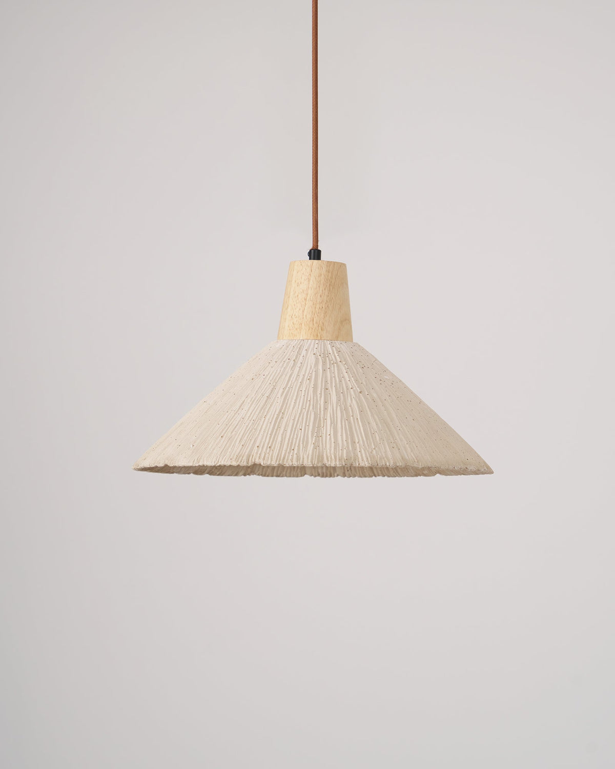 Pendel-lampe med trætophæng og tekstureret cementskærm i grå og naturfarver i japandi-stil