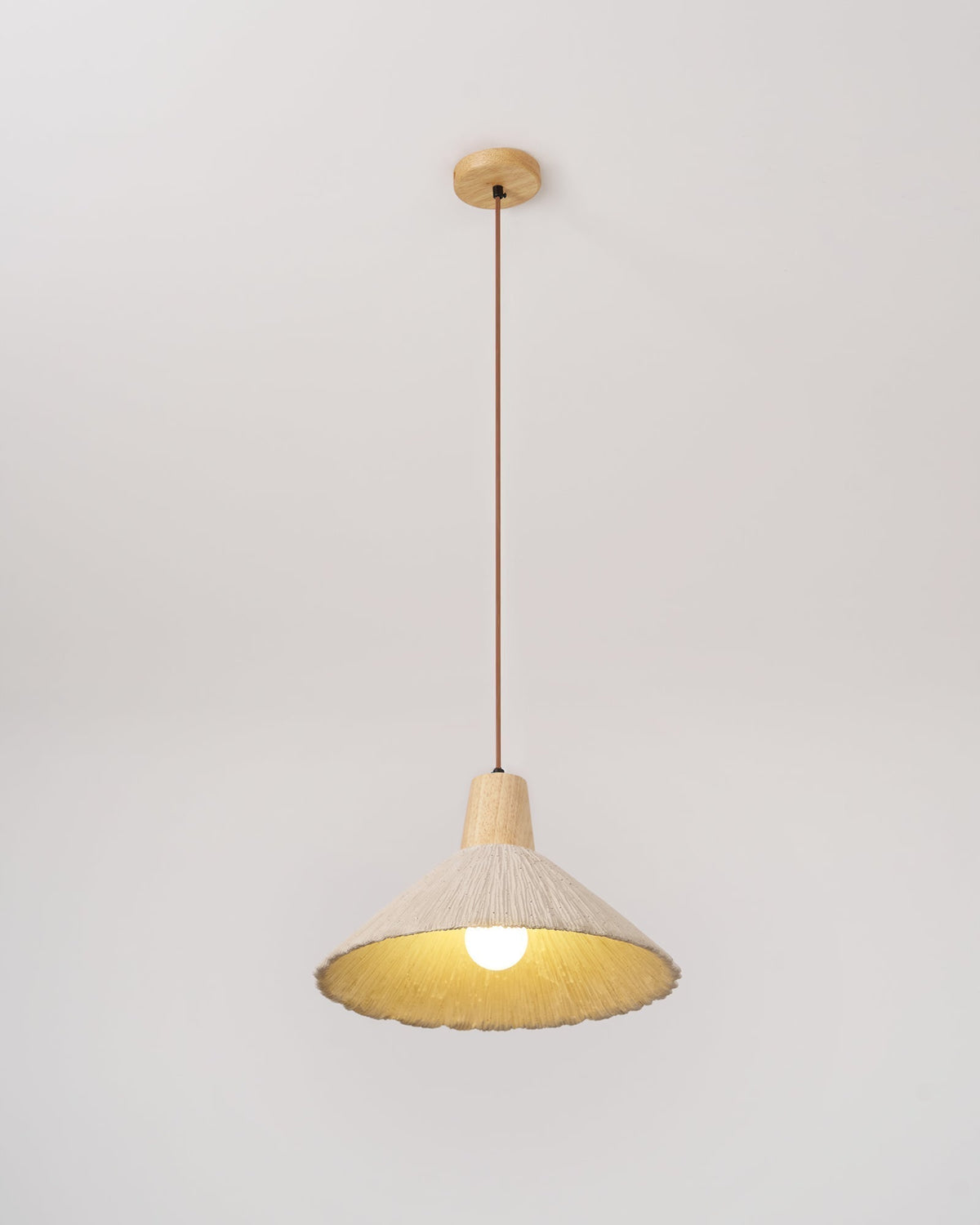 Pendel-lampe med trætophæng og tekstureret cementskærm i grå og naturfarver i japandi-stil