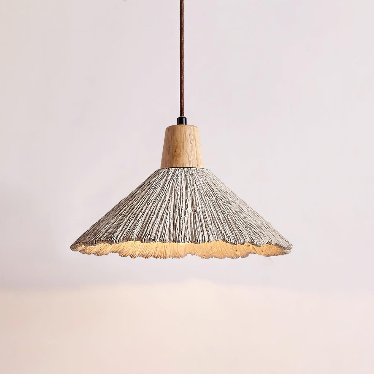 Pendel-lampe med trætophæng og tekstureret cementskærm i grå og naturfarver i japandi-stil
