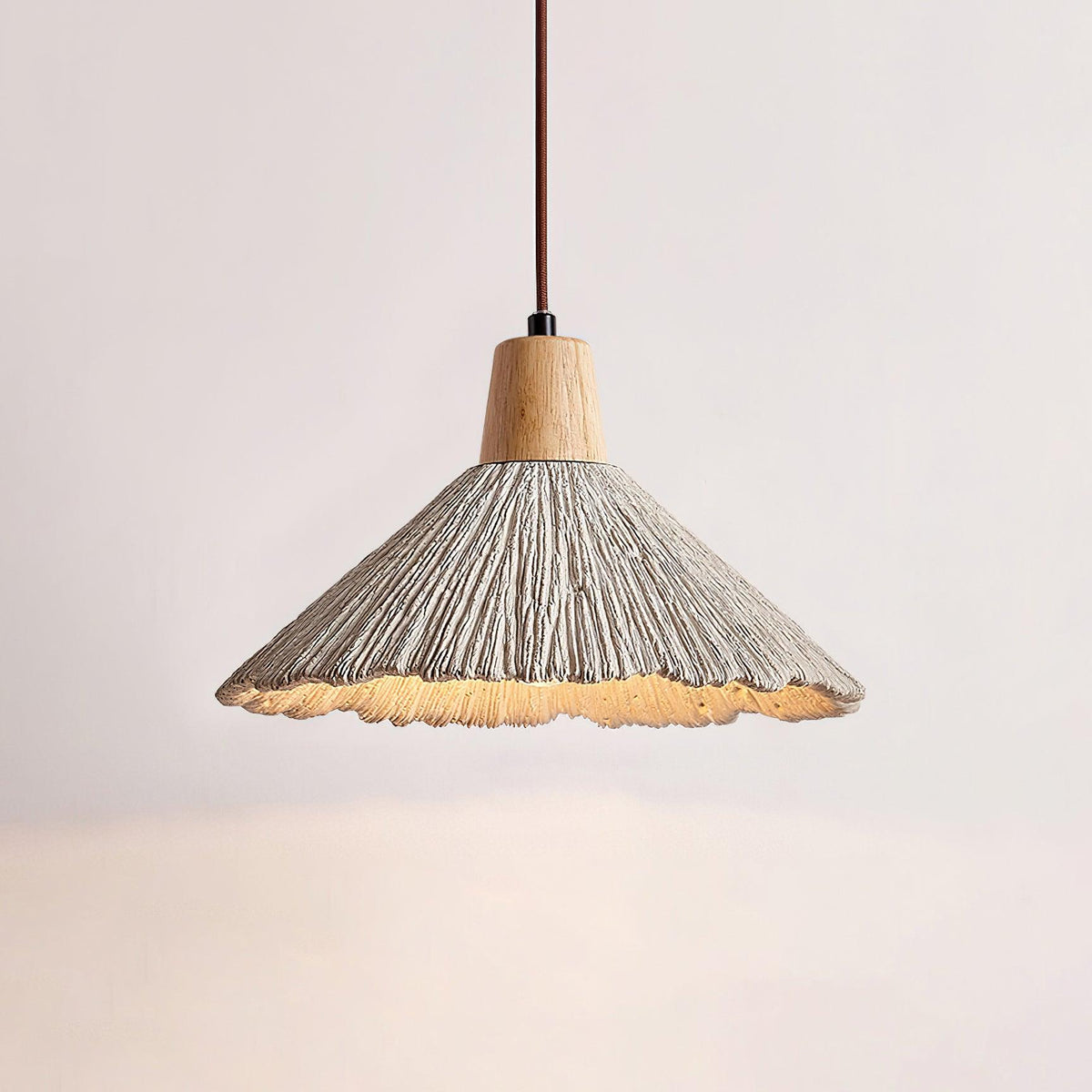 Pendel-lampe med trætophæng og tekstureret cementskærm i grå og naturfarver i japandi-stil