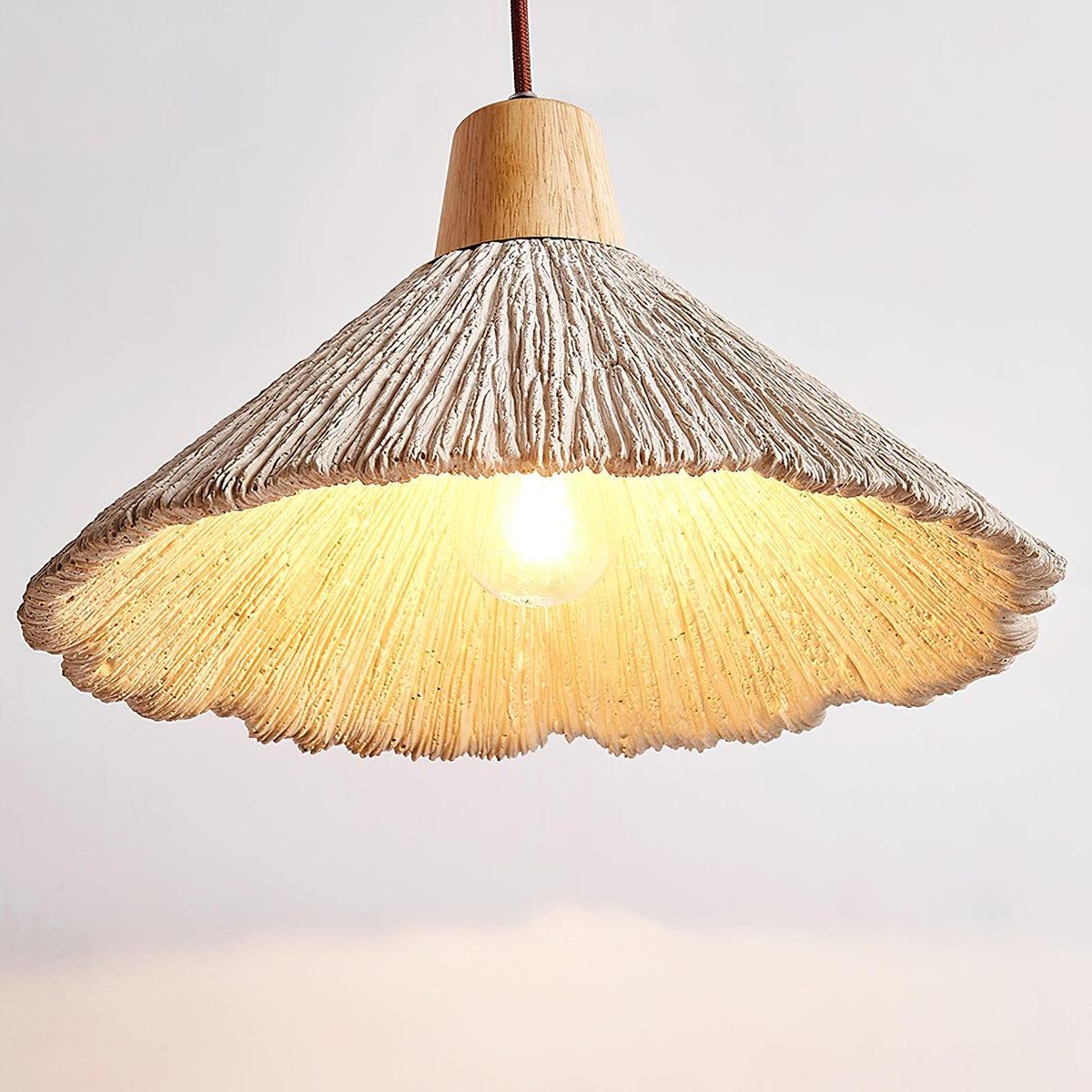 Pendel-lampe med trætophæng og tekstureret cementskærm i grå og naturfarver i japandi-stil