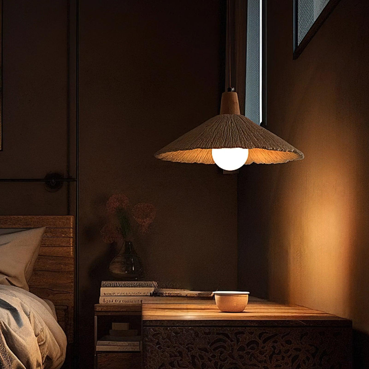 Pendel-lampe med trætophæng og tekstureret cementskærm i grå og naturfarver i japandi-stil