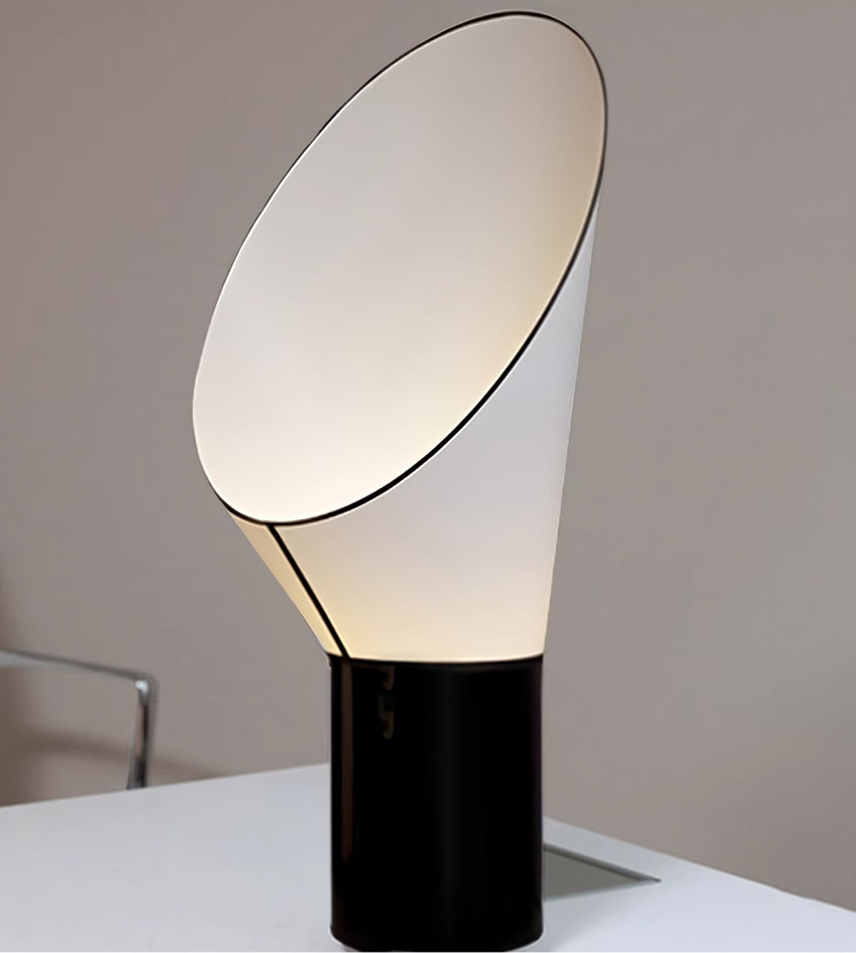 Celestrow Artful Outline-bordslampa