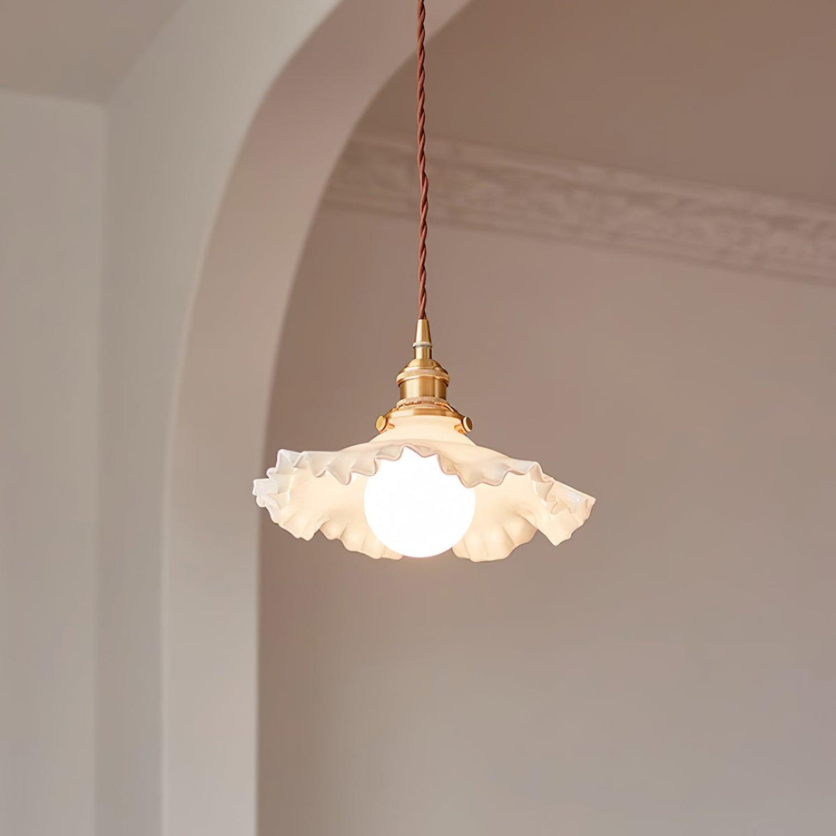 Pendel med glasskærm med flæsekant, messing og varm glød