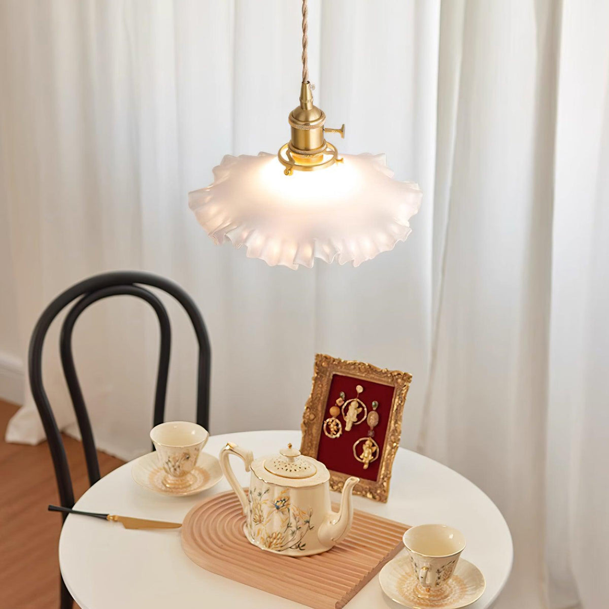 Pendel med glasskærm med flæsekant, messing og varm glød