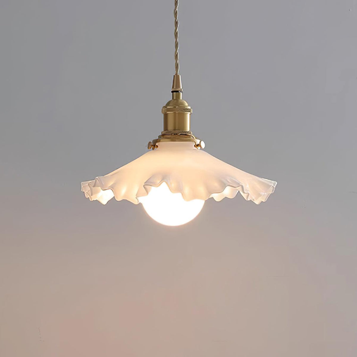Pendel med glasskærm med flæsekant, messing og varm glød