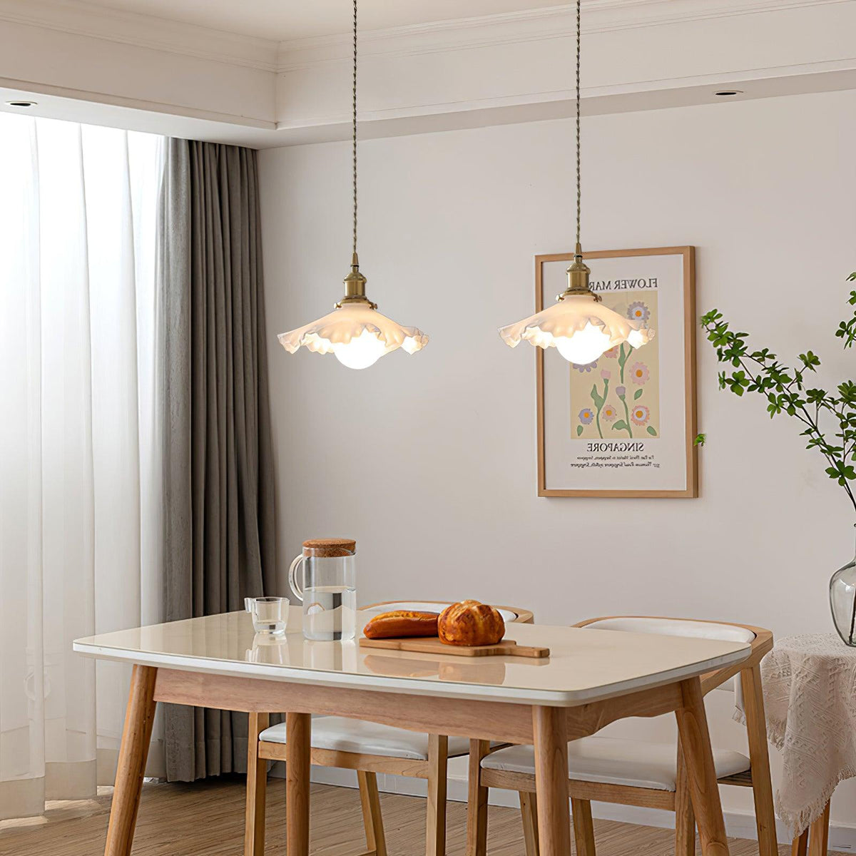 Pendel med glasskærm med flæsekant, messing og varm glød