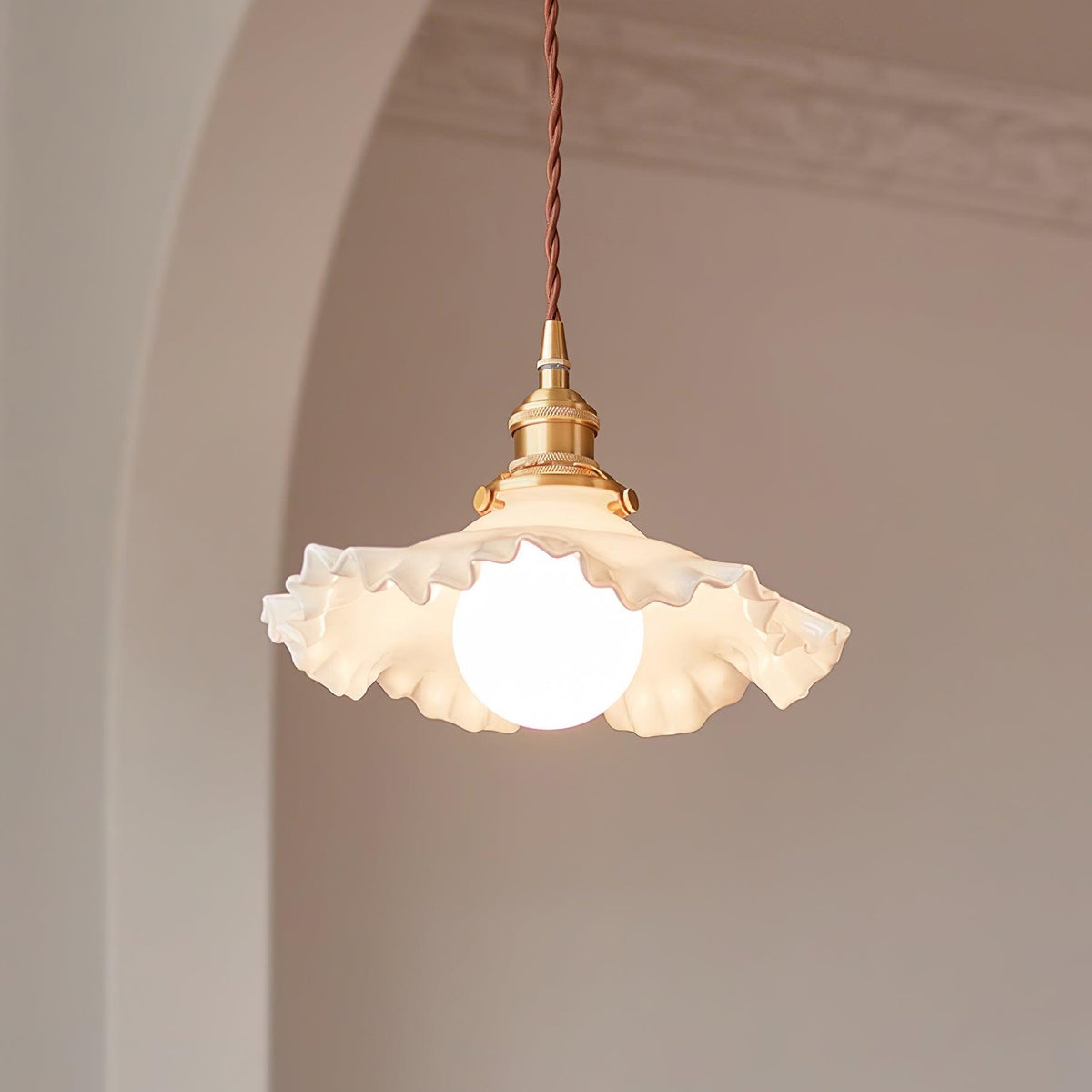Pendel med glasskærm med flæsekant, messing og varm glød