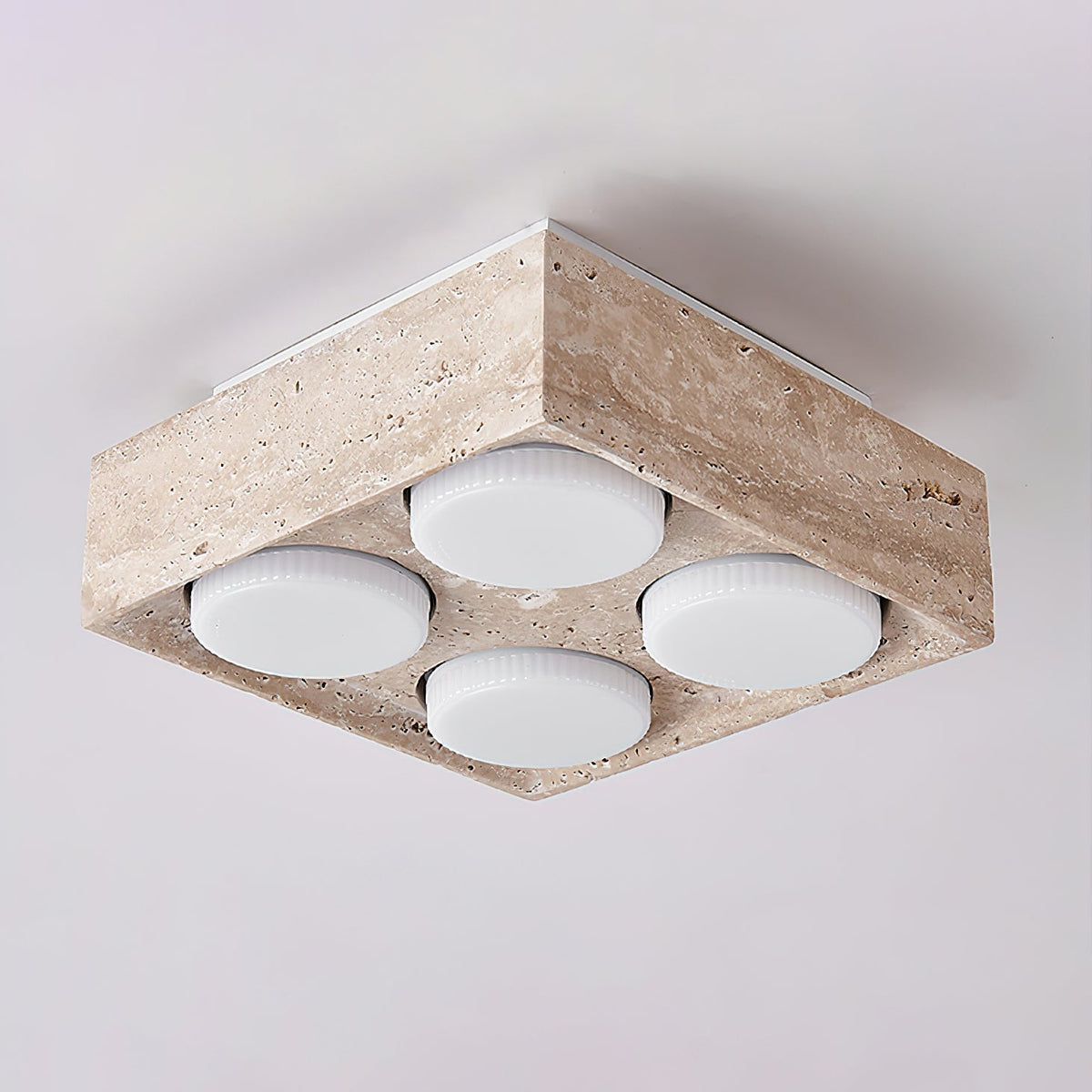 Virinira loftslampe med fire spotlys i travertin