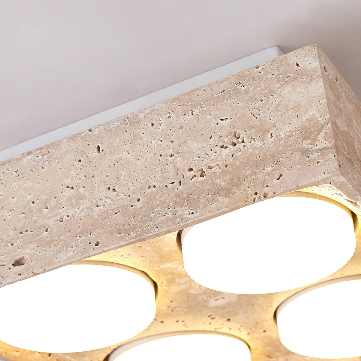 Virinira loftslampe med fire spotlys i travertin