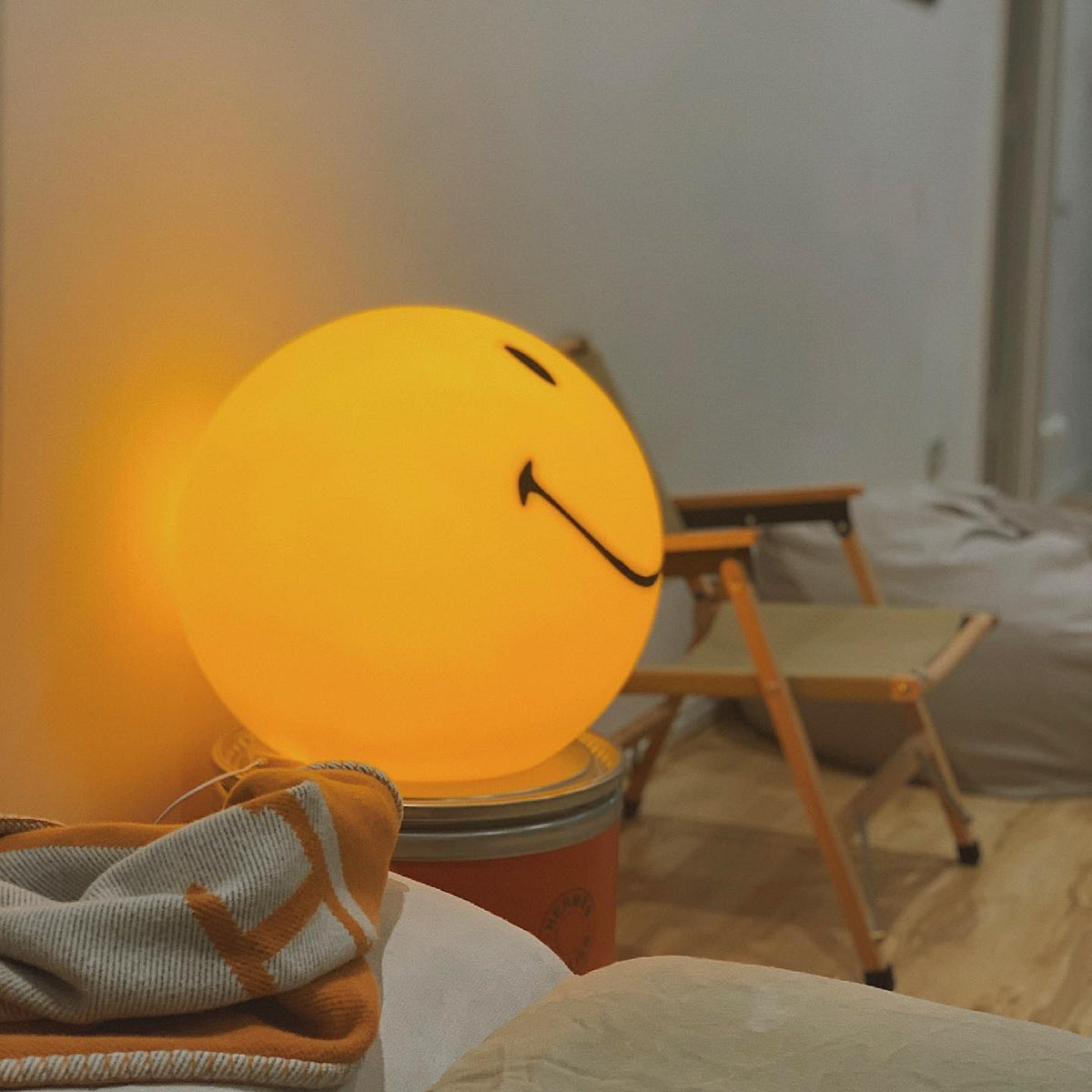 Rymt finurlig bordlampe i plast