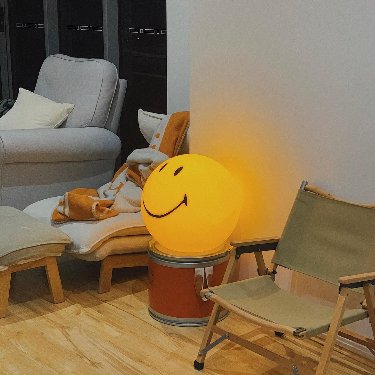 Rymt finurlig bordlampe i plast