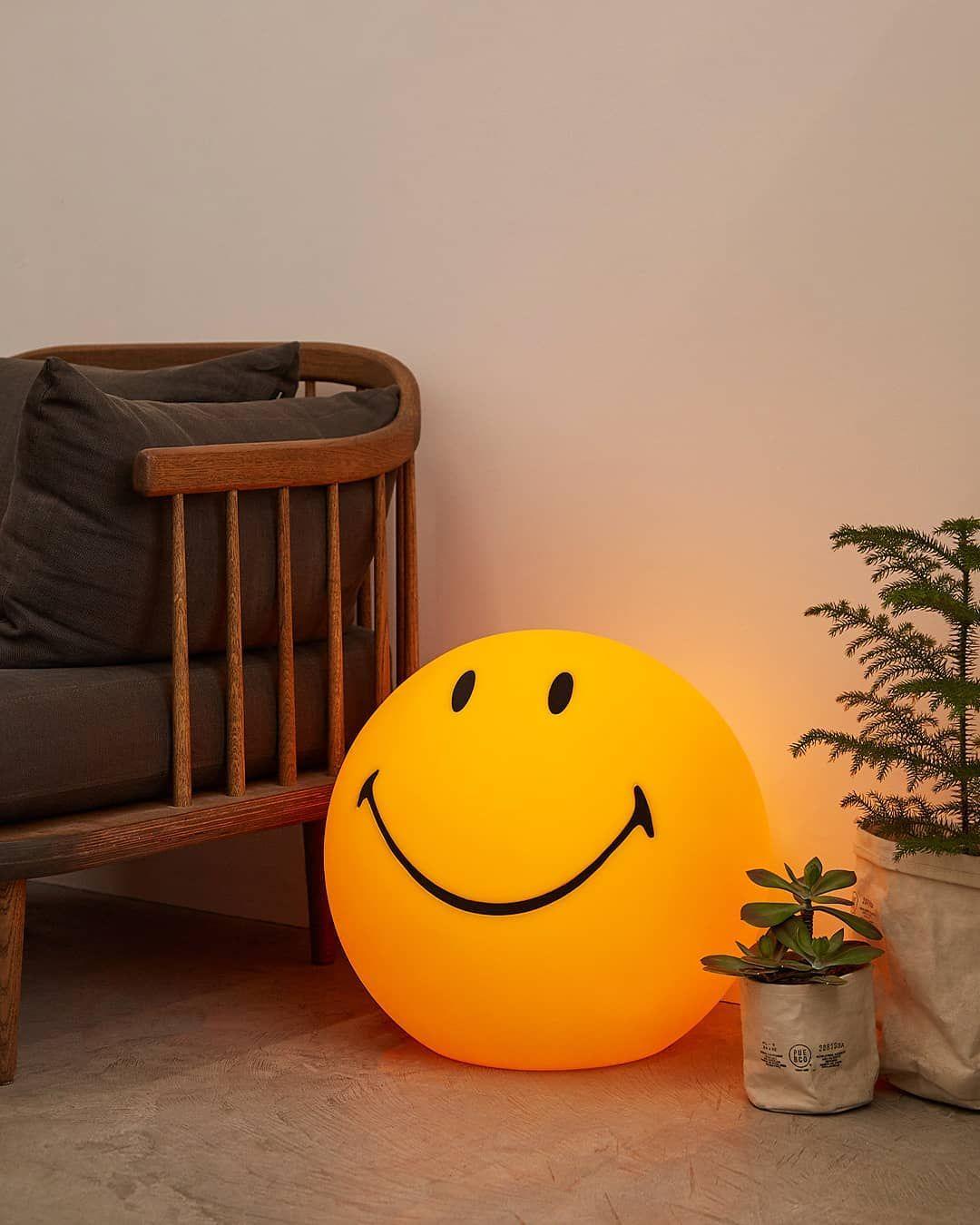 Rymt finurlig bordlampe i plast