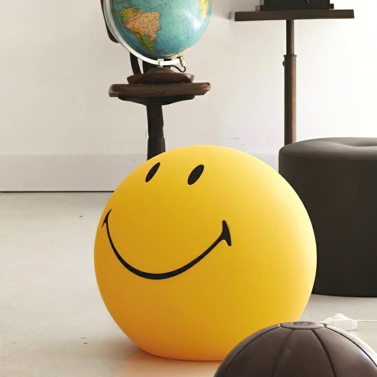 Rymt finurlig bordlampe i plast