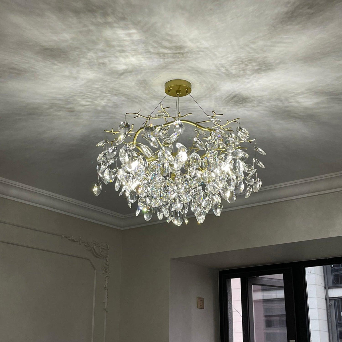 Luxirian kristallkrona med gyllene grenar och LED