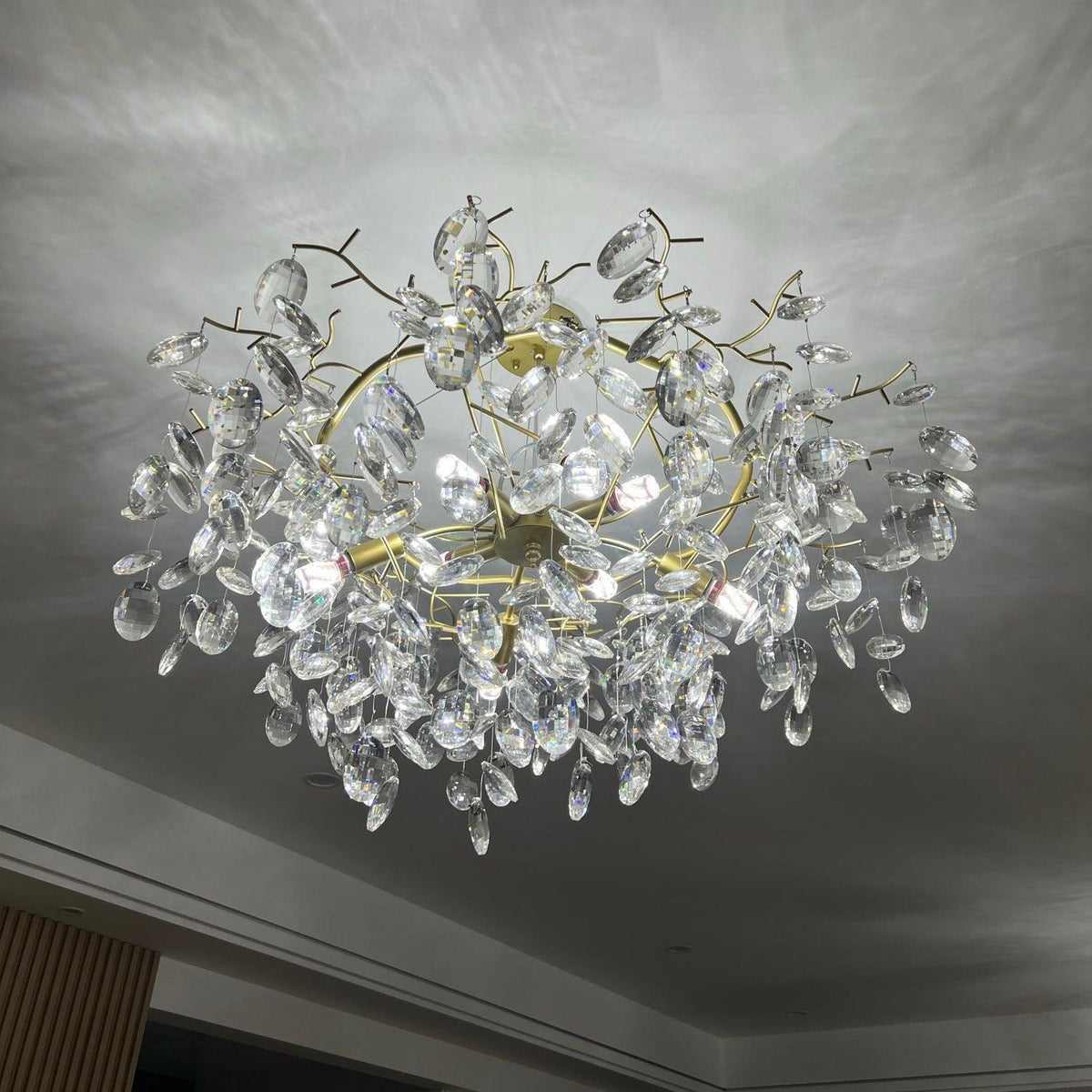 Luxirian kristallkrona med gyllene grenar och LED