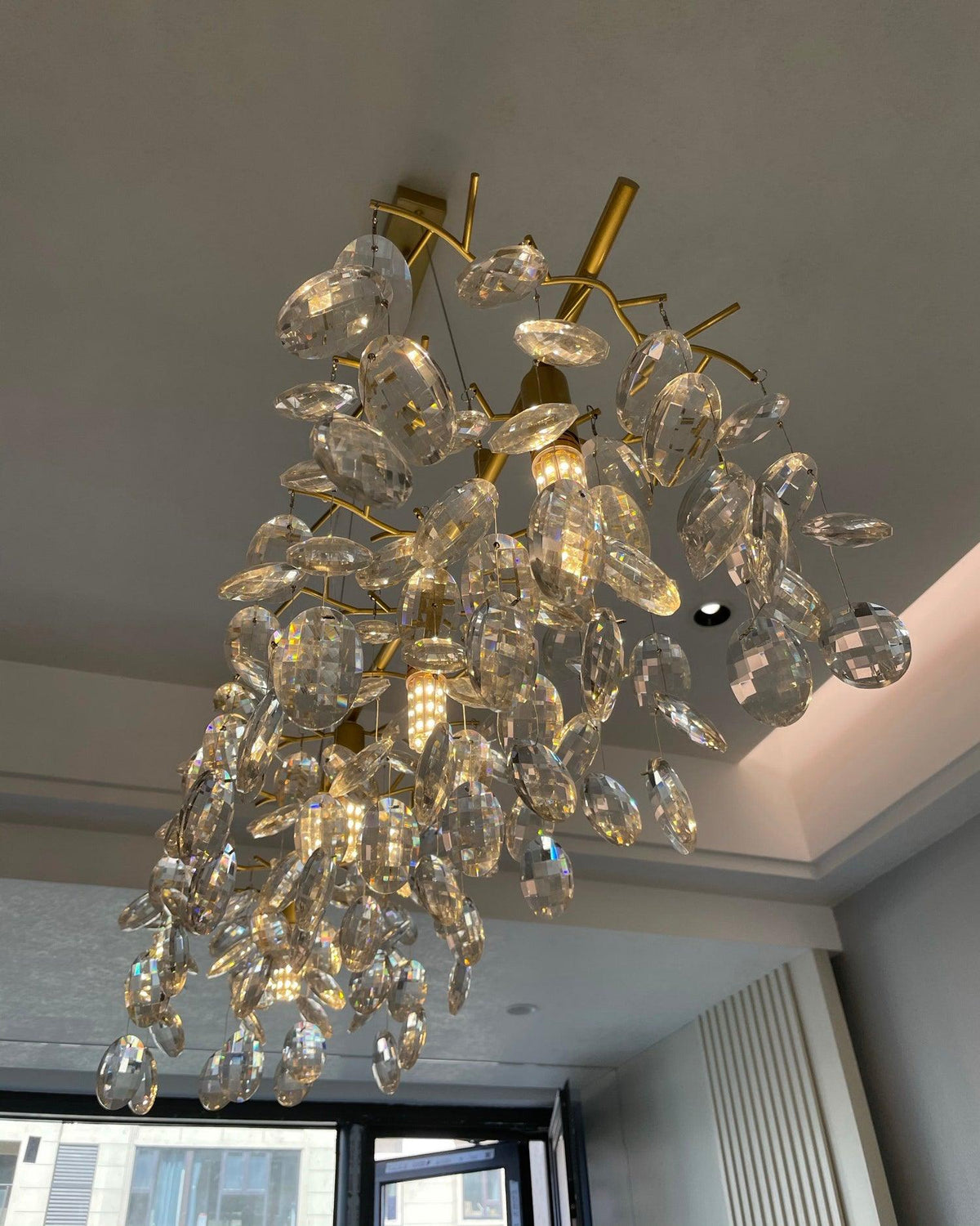 Luxirian kristallkrona med gyllene grenar och LED