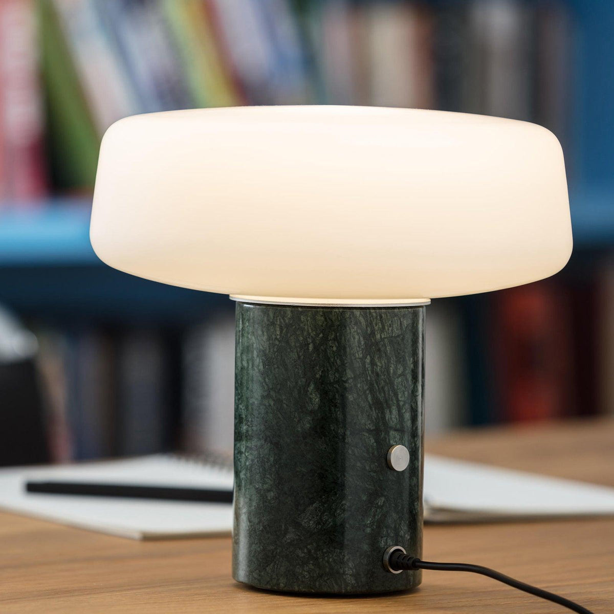 Erinilil bordlampe med marmorfod