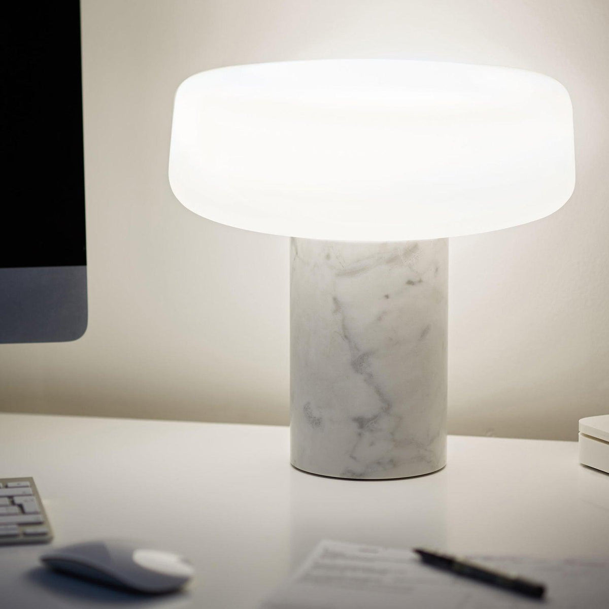 Erinilil bordlampe med marmorfod