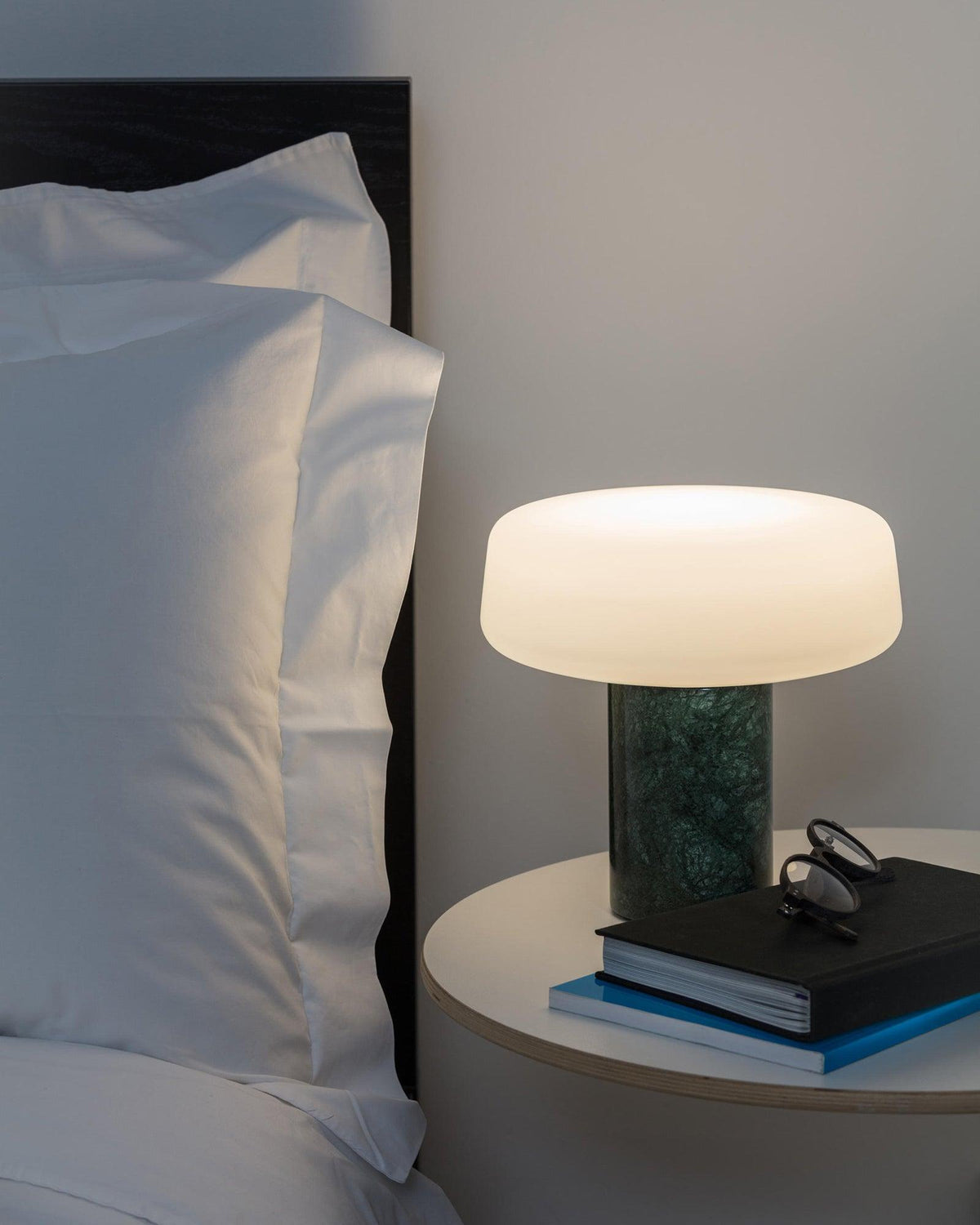 Erinilil bordlampe med marmorfod