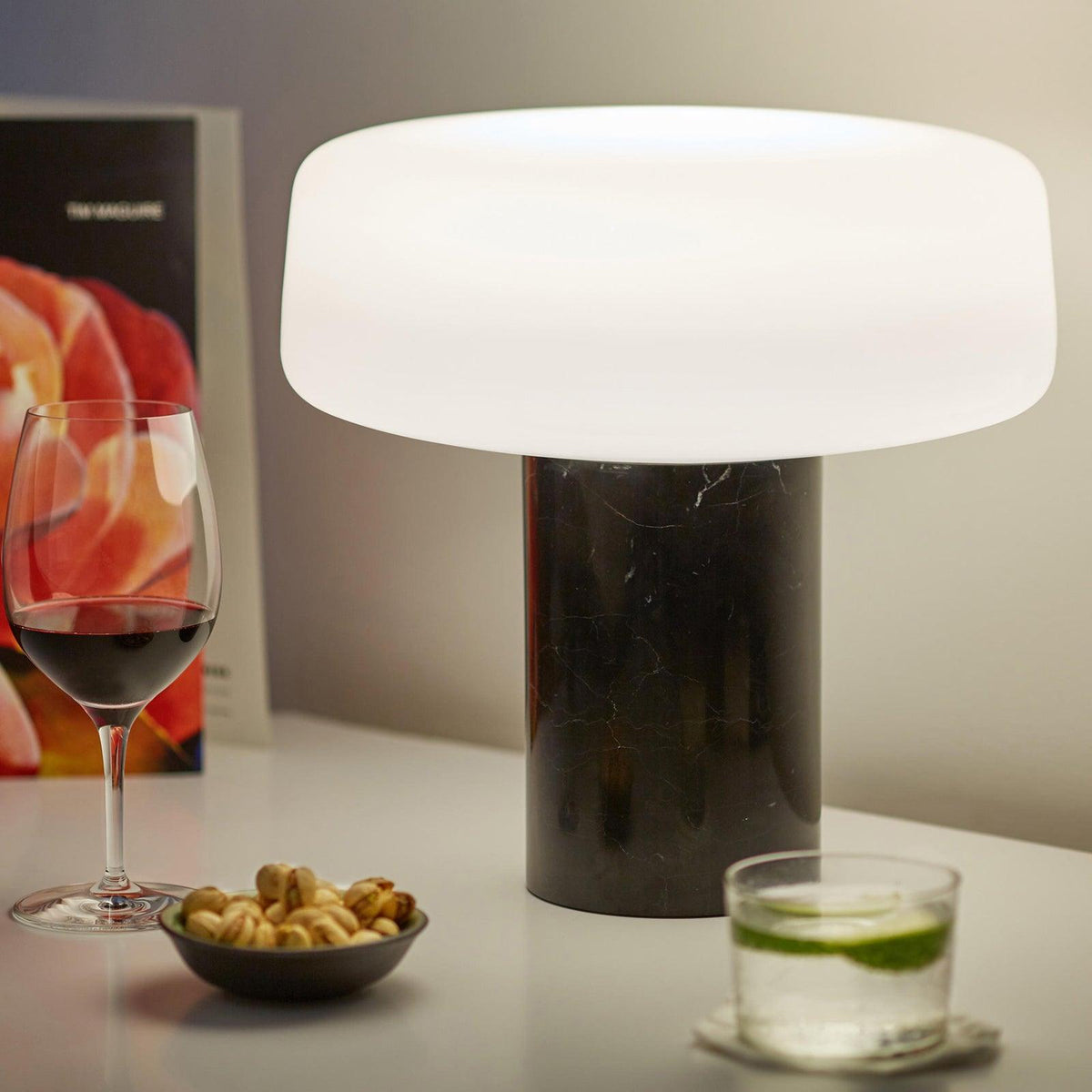 Erinilil bordlampe med marmorfod