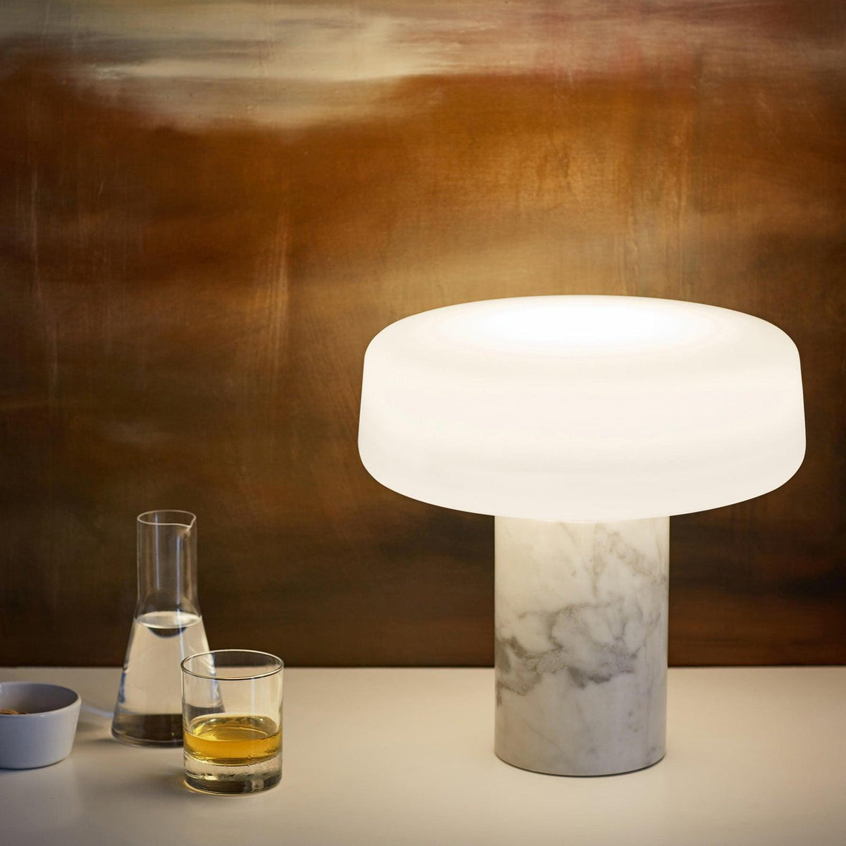 Erinilil bordlampe med marmorfod