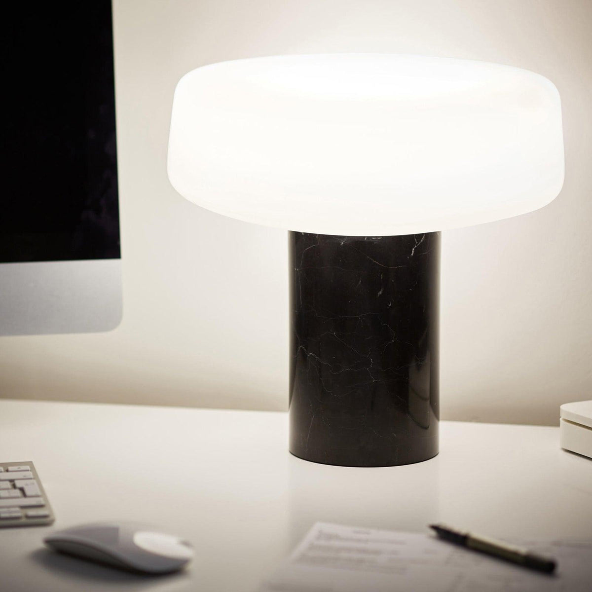 Erinilil bordlampe med marmorfod