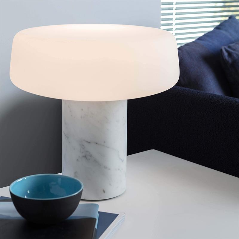 Erinilil bordlampe med marmorfod