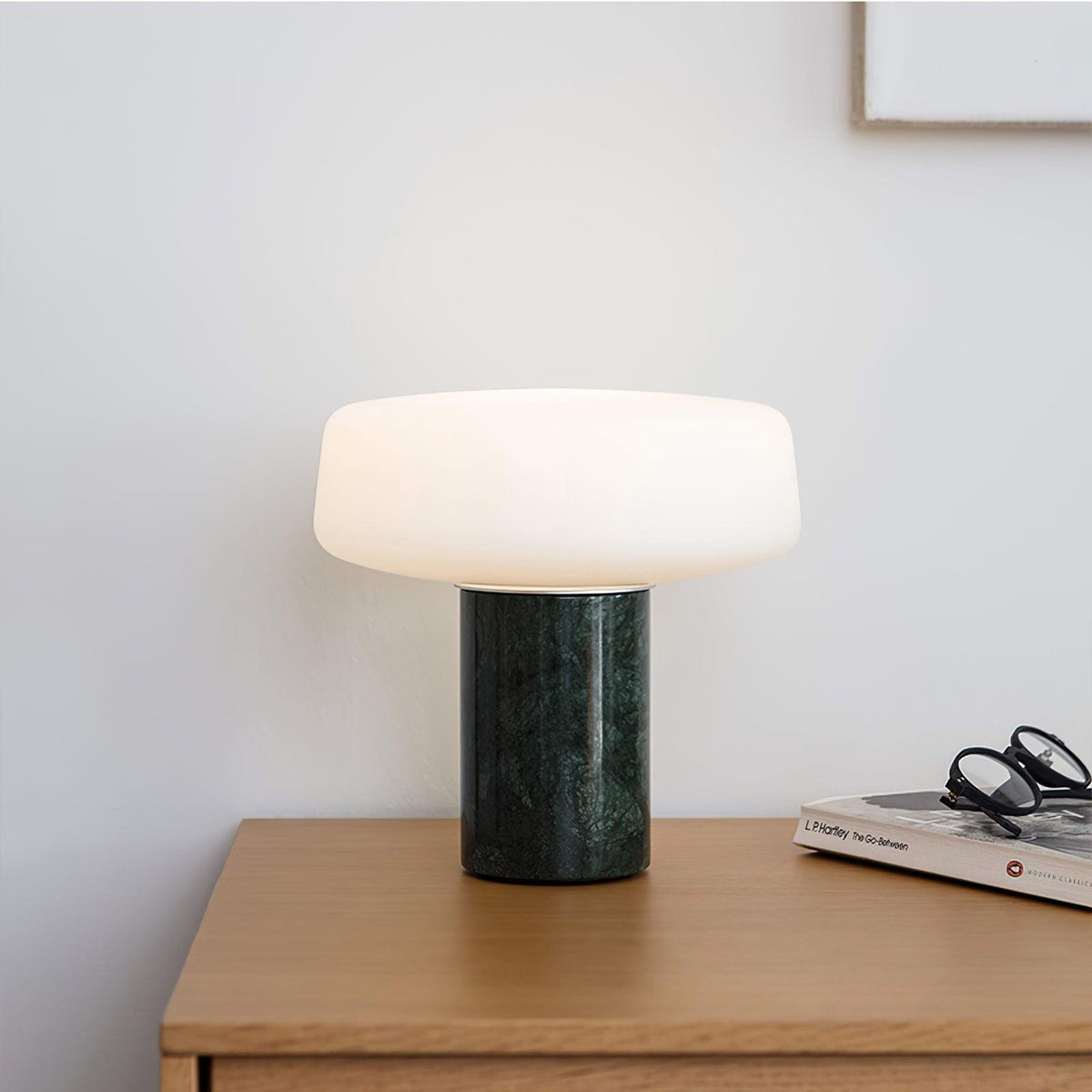 Erinilil bordlampe med marmorfod
