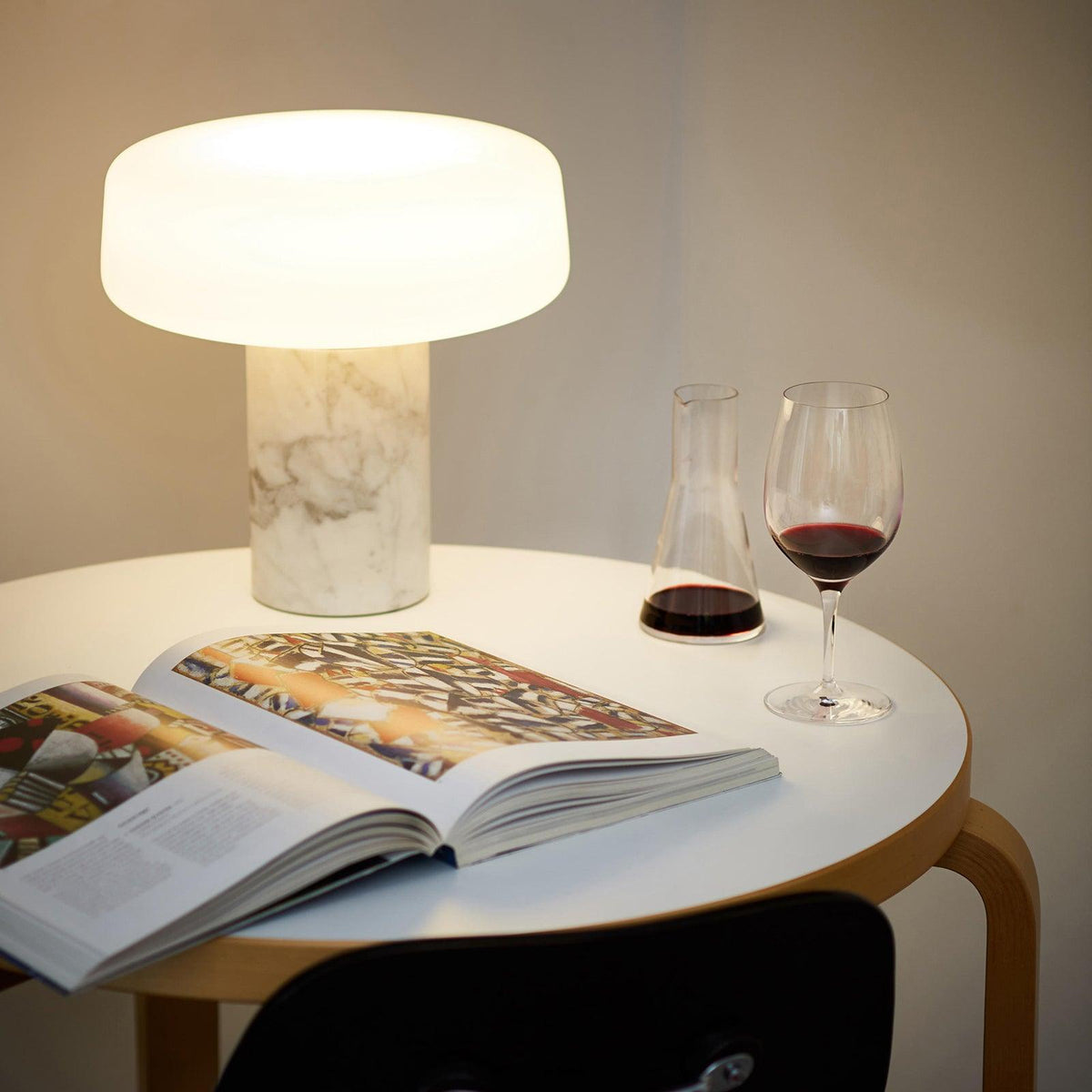 Erinilil bordlampe med marmorfod