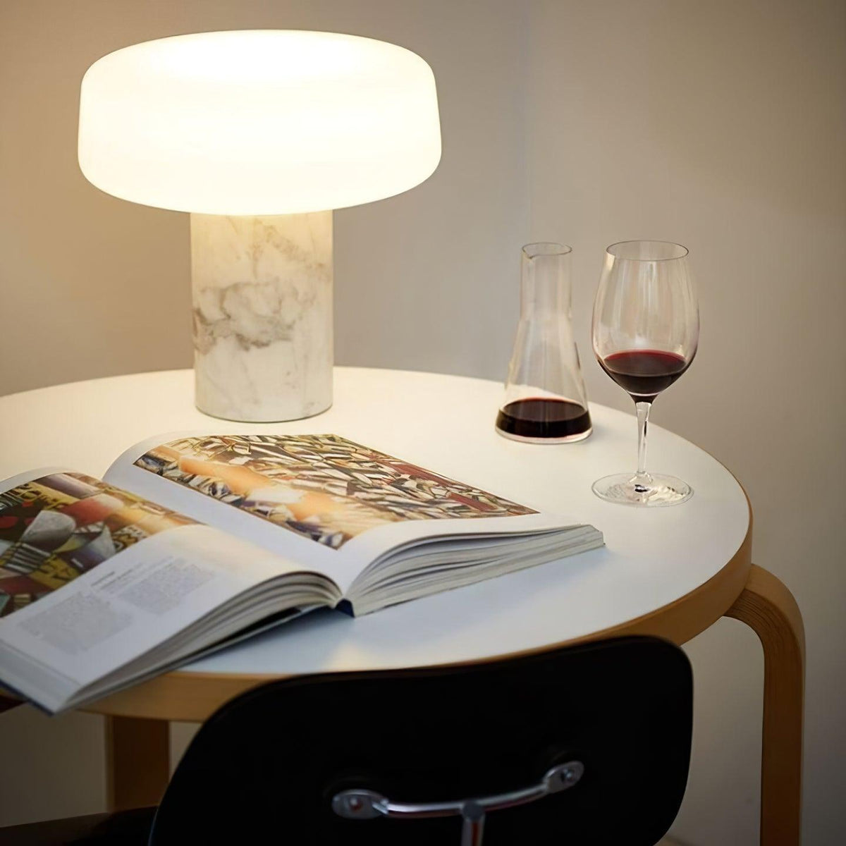 Erinilil bordlampe med marmorfod