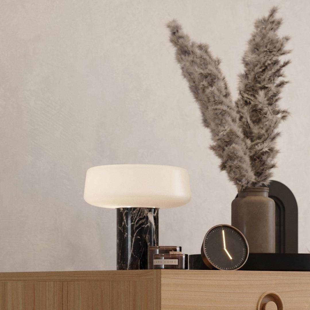 Erinilil bordlampe med marmorfod