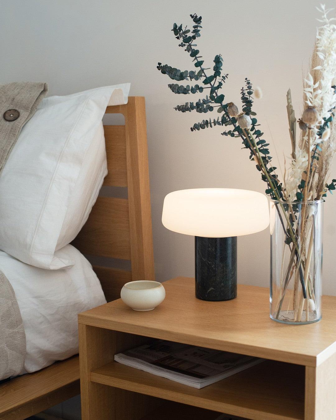 Erinilil bordlampe med marmorfod