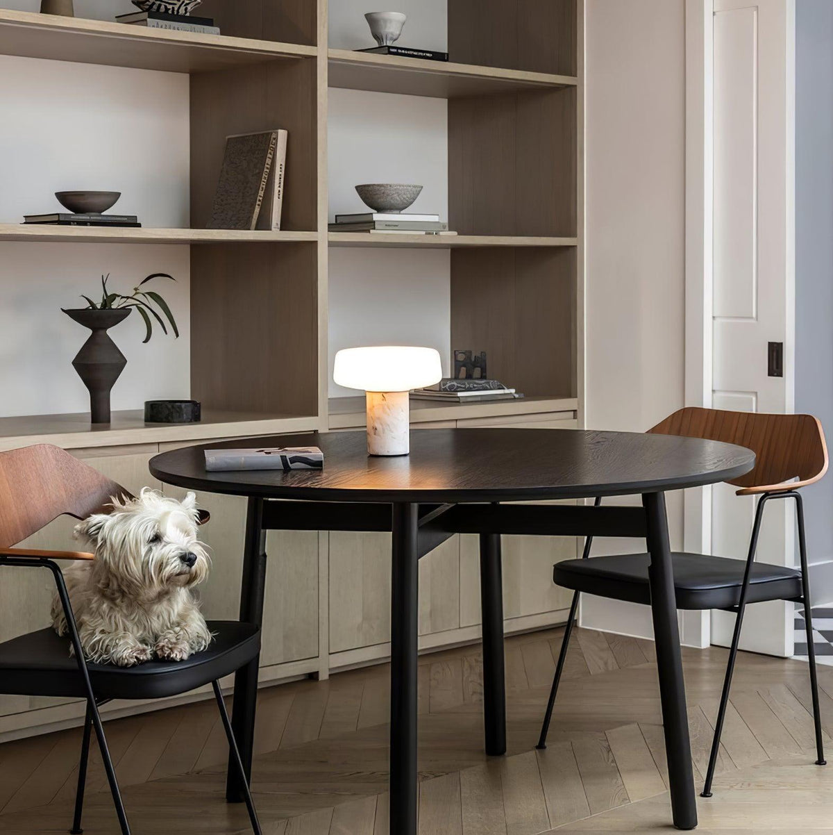Erinilil bordlampe med marmorfod