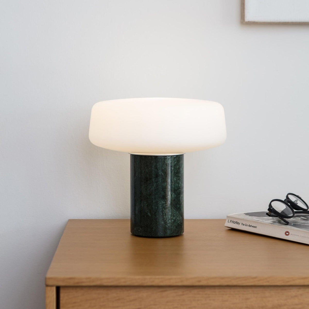 Erinilil bordlampe med marmorfod
