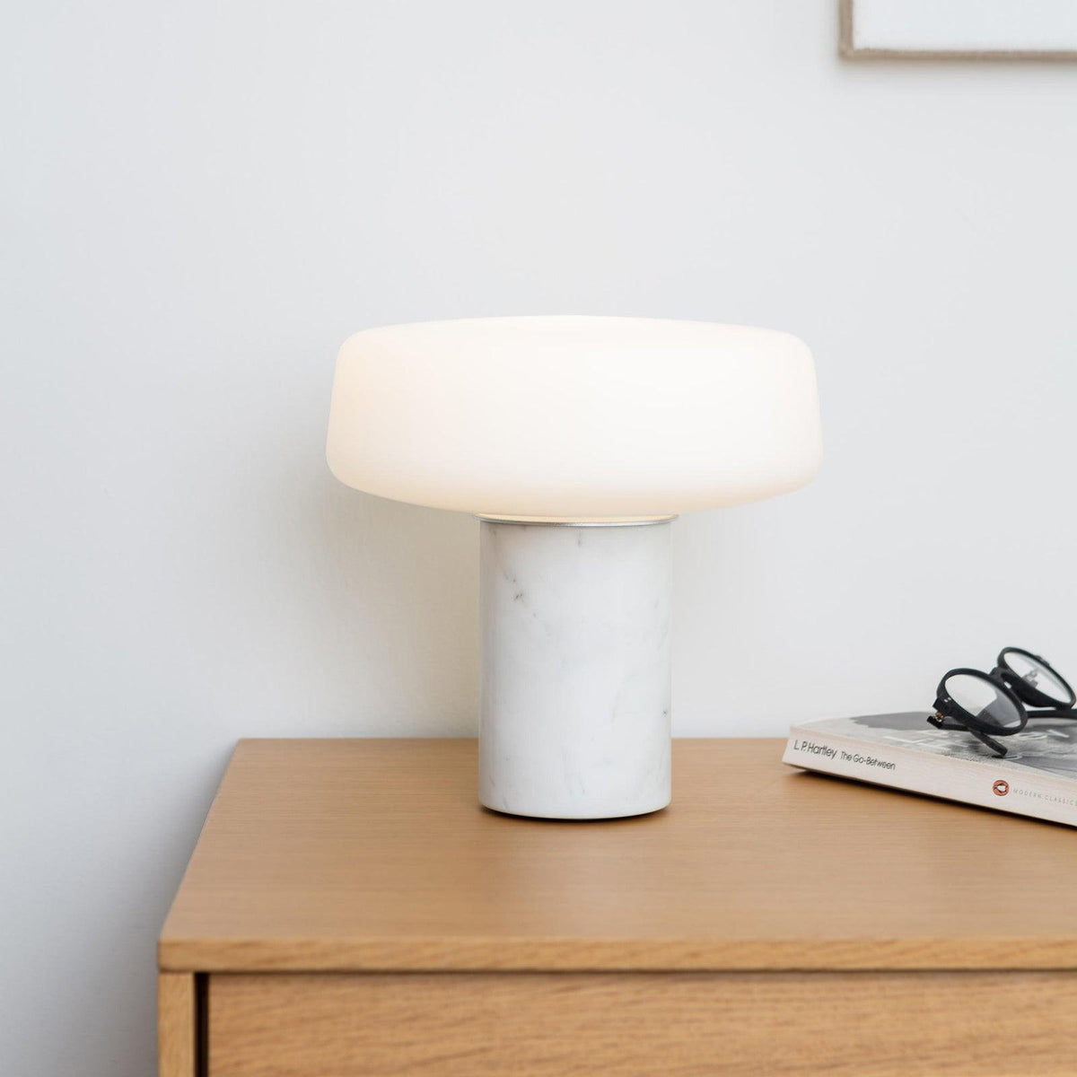 Erinilil bordlampe med marmorfod