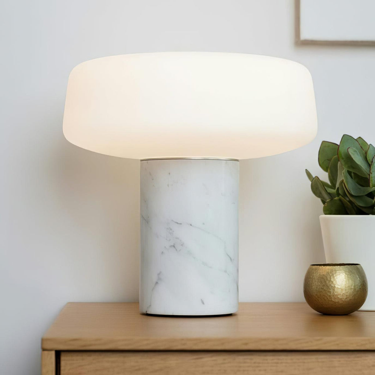 Erinilil bordlampe med marmorfod