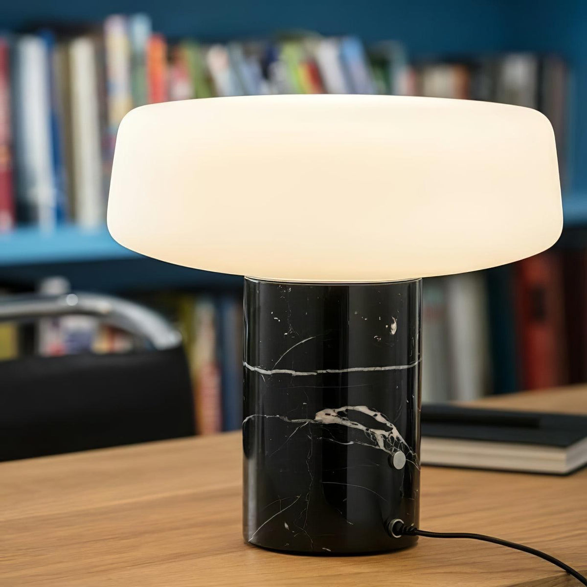 Erinilil bordlampe med marmorfod