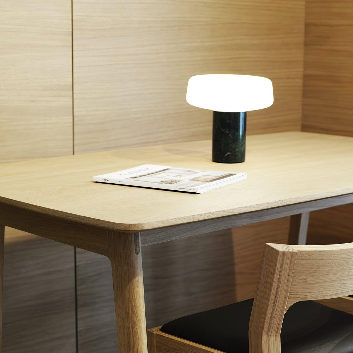Erinilil bordlampe med marmorfod