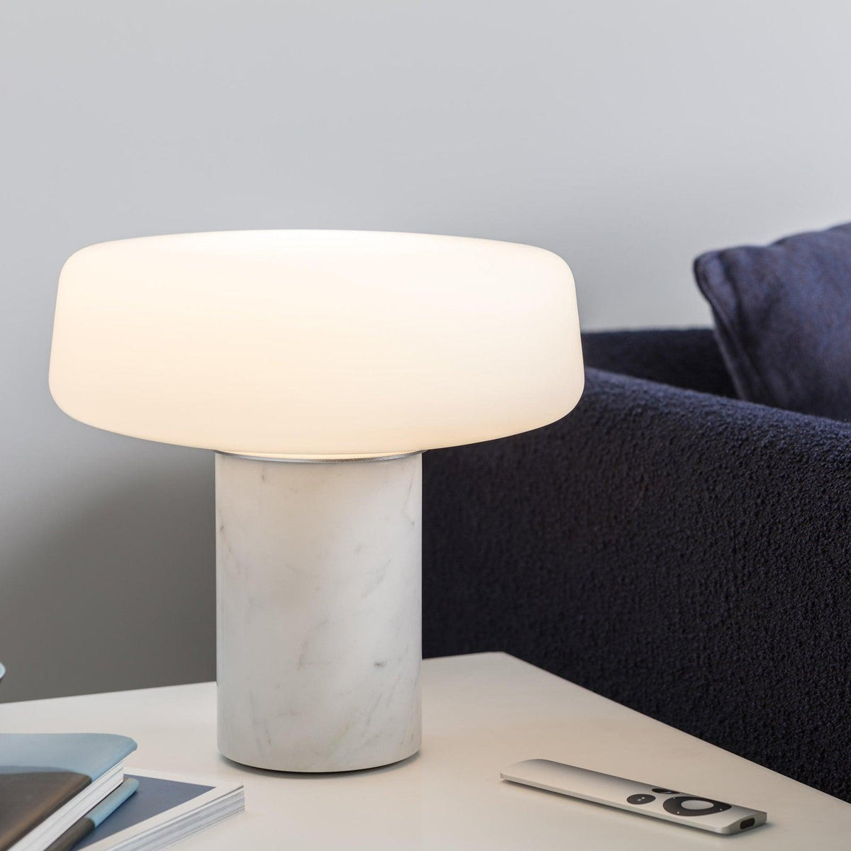 Erinilil bordlampe med marmorfod