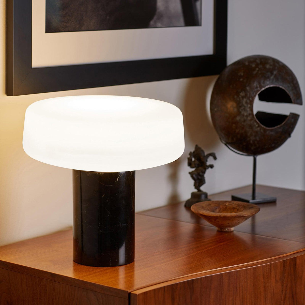 Erinilil bordlampe med marmorfod