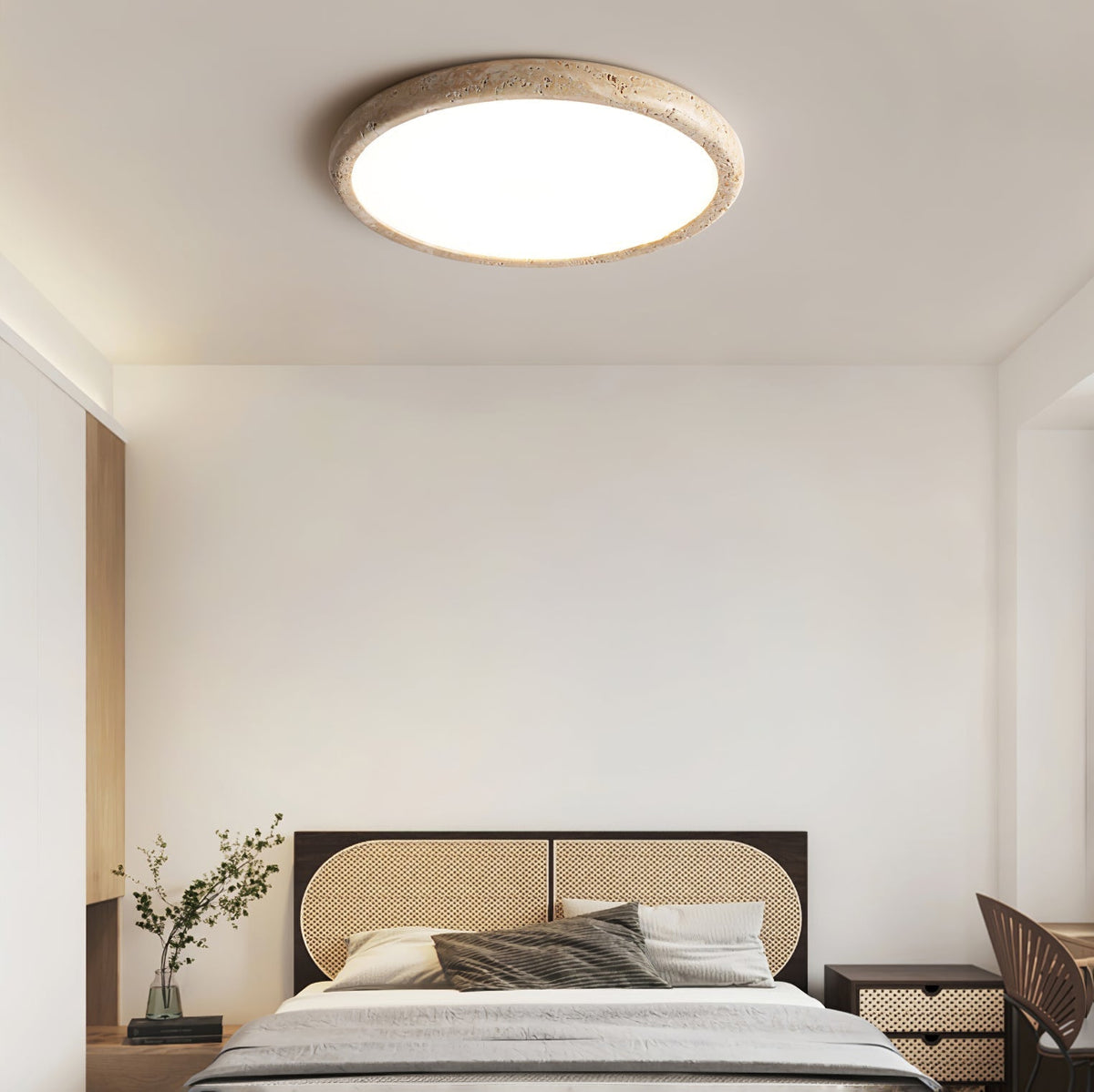 Aurrina loftslampe i travertin med ringramme