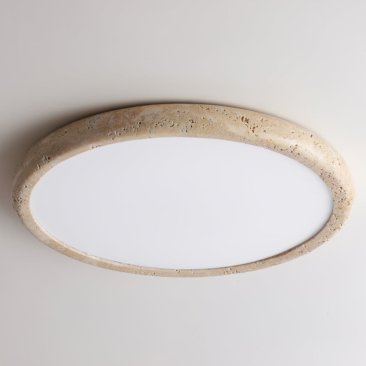 Aurrina loftslampe i travertin med ringramme