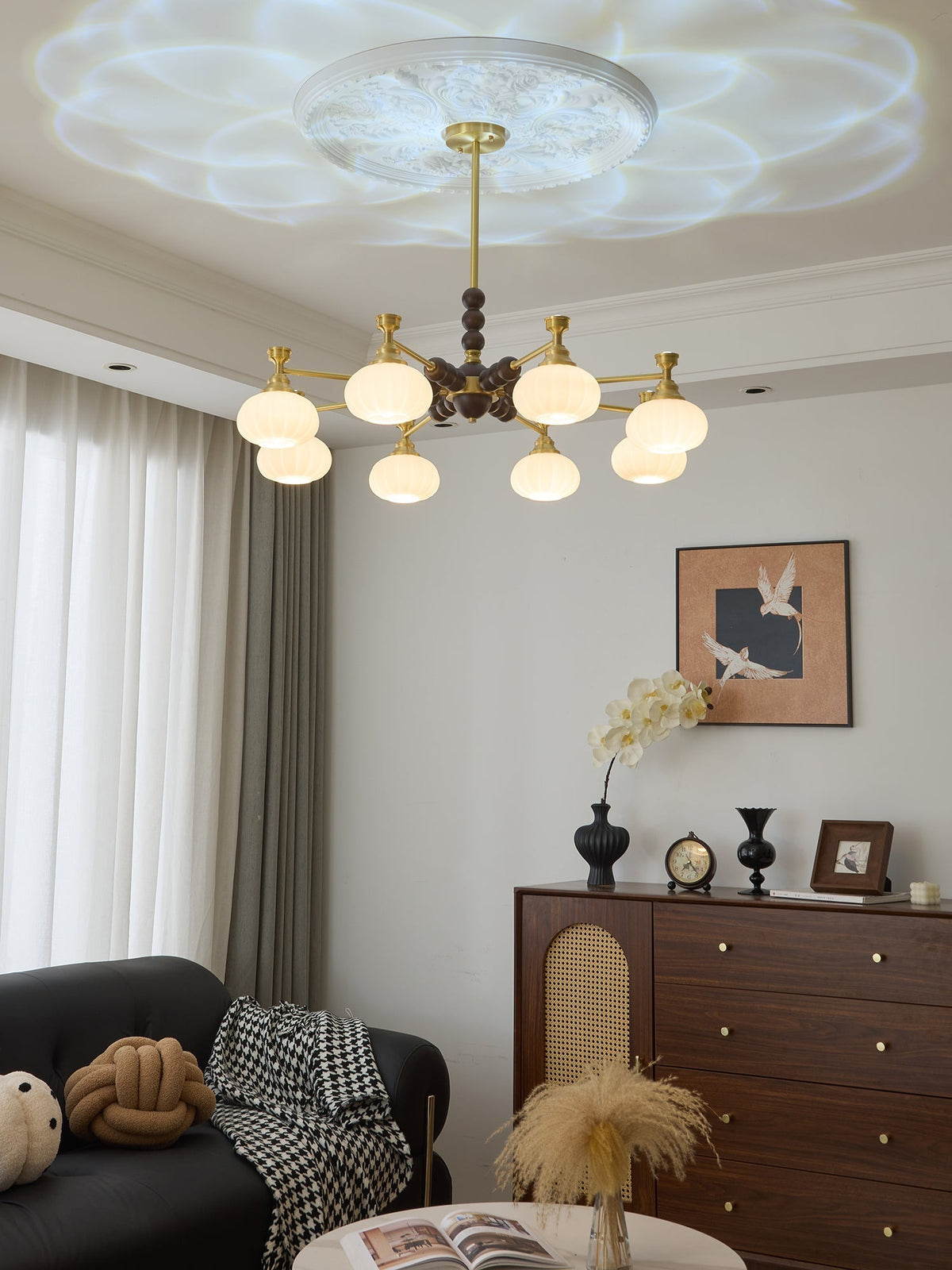 Avdorira elegantti vintage-tyylinen messinki- ja puukattokruunu