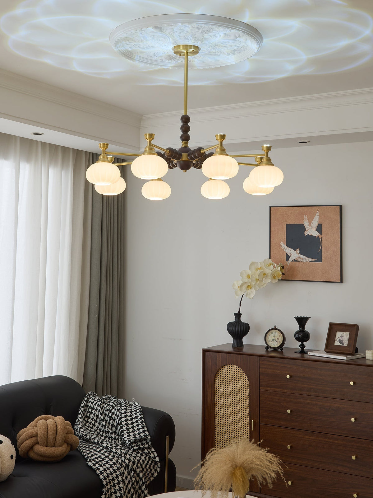 Avdorira elegantti vintage-tyylinen messinki- ja puukattokruunu