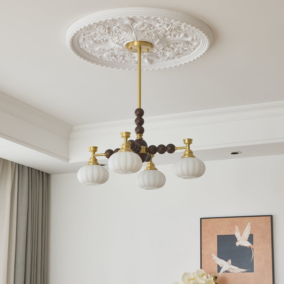 Avdorira elegantti vintage-tyylinen messinki- ja puukattokruunu
