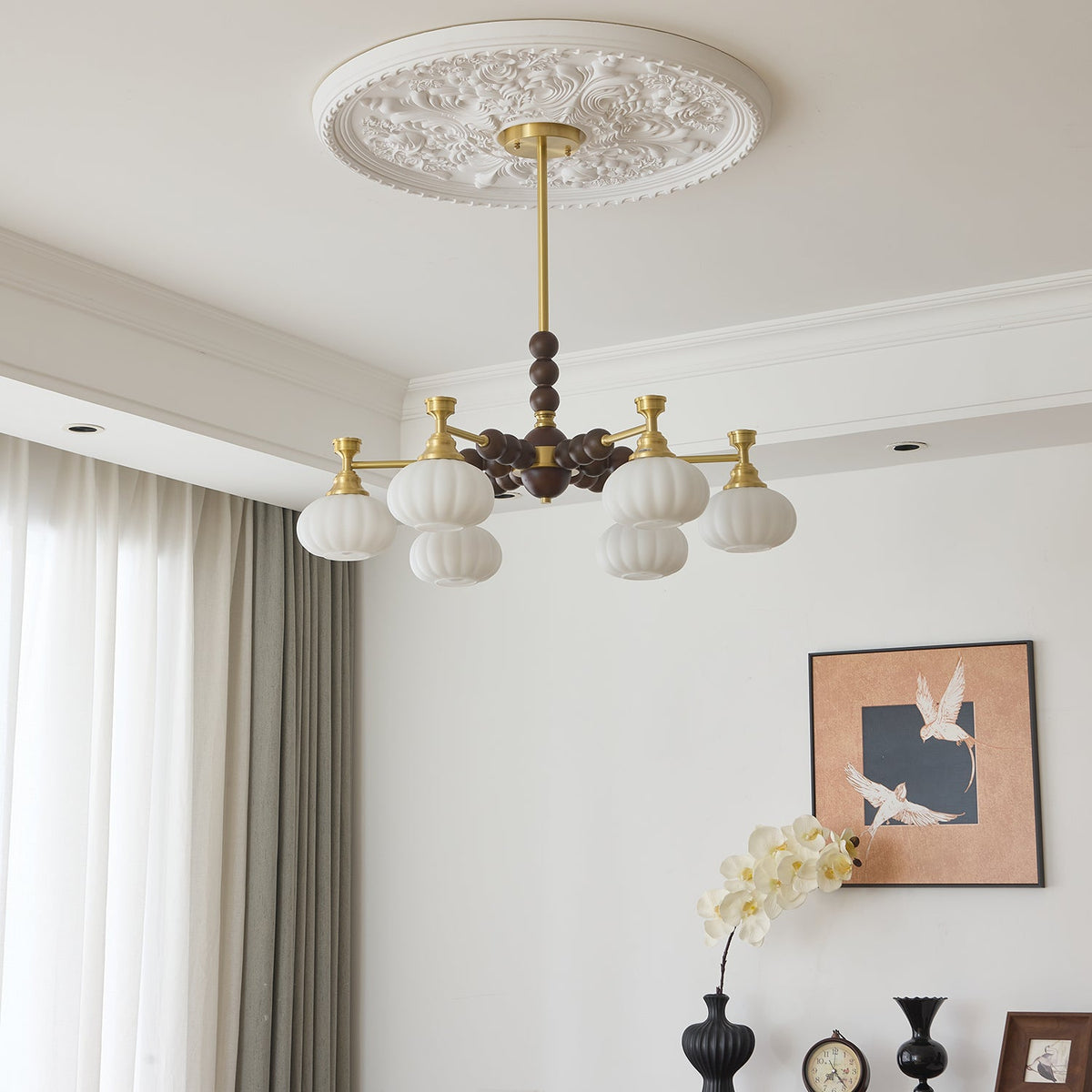 Avdorira elegantti vintage-tyylinen messinki- ja puukattokruunu