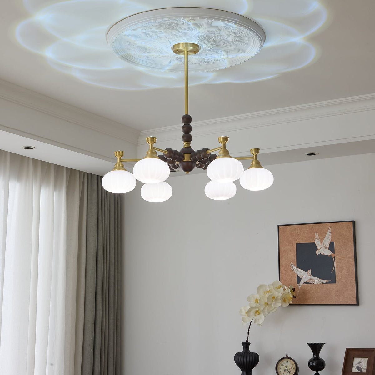 Avdorira elegantti vintage-tyylinen messinki- ja puukattokruunu