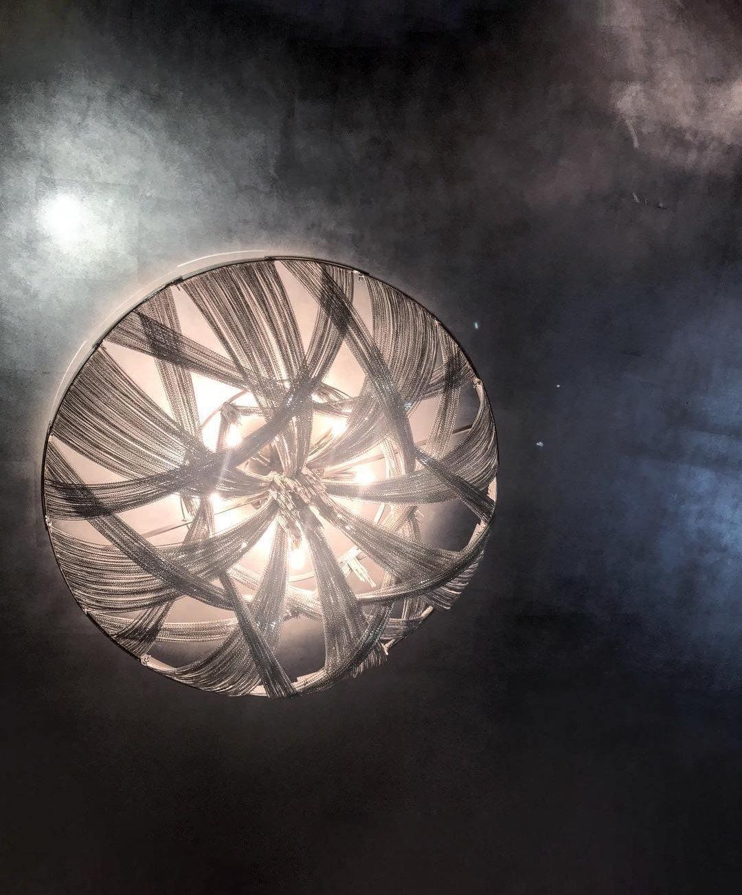 Talj loftslampe med kvaster, aluminiumskæde og nikkelramme
